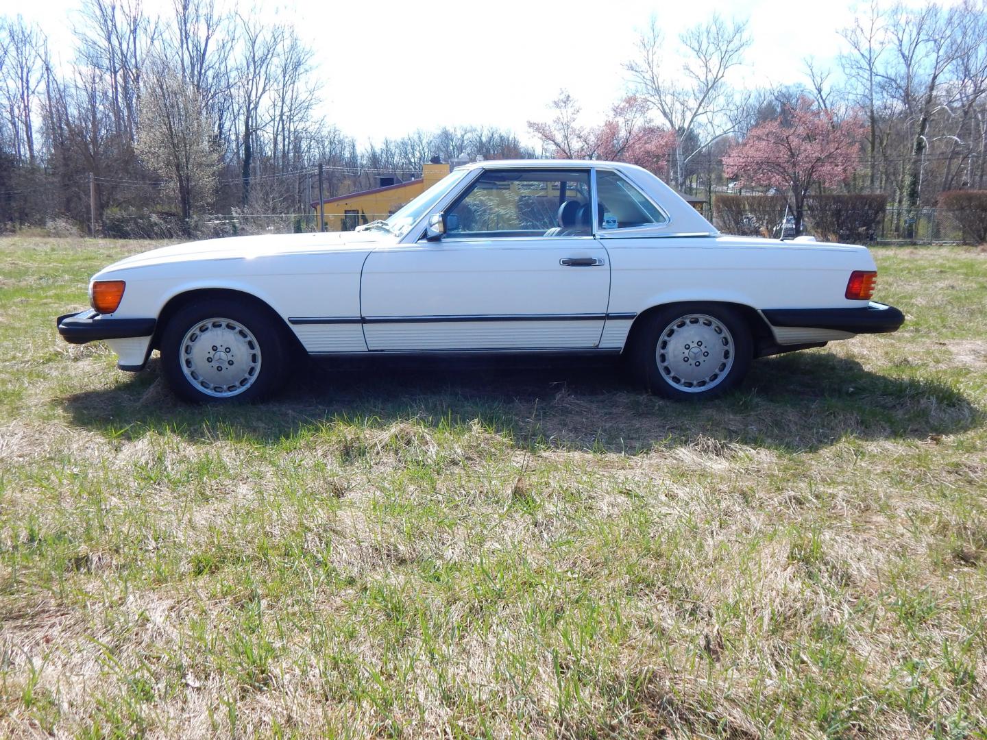 1989 White /Red Mercedes-Benz 560 (WDBBA48D9KA) with an 5.6 Liter V8 engine, Automatic transmission, located at 6528 Lower York Road, New Hope, PA, 18938, (215) 862-9555, 40.358707, -74.977882 - Here is a well cared for 1989 Mercedes-Benz 560 SL 2 top roadster, 5.6 Liter V8 engine, auto trans, leather interior, power windows, central locking system, cruise control, climate control, factory alloy wheels, fog lights, power antenna, wood trim, AM/FM/CD stereo. Comes with car cover. 6/24 Pa. I - Photo#1